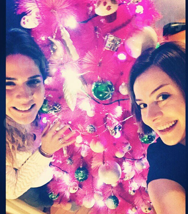 صور التركية سيدا غوفين وهي تحتضن شجرة عيد الميلاد 2015