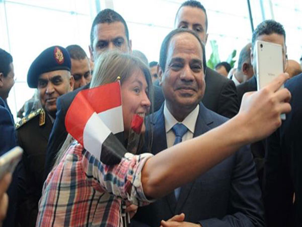 صور سيلفي تجمع الرئيس عبد الفتاح السيسي مع السائحين الروس