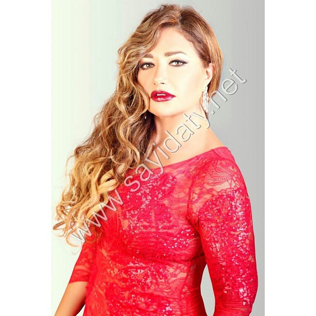 صور ليلى علوي بفستان أحمر شفاف على مجلة سيدتي 2015