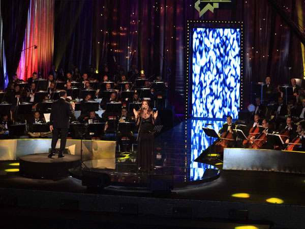 صور آمال ماهر بفستان أسود شفاف في حفل تكريم الموسيقار السعودي طلال