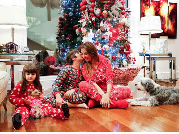 صور جويل ماردينيان وهي تحتفل بالكريسماس مع أولادها 2015