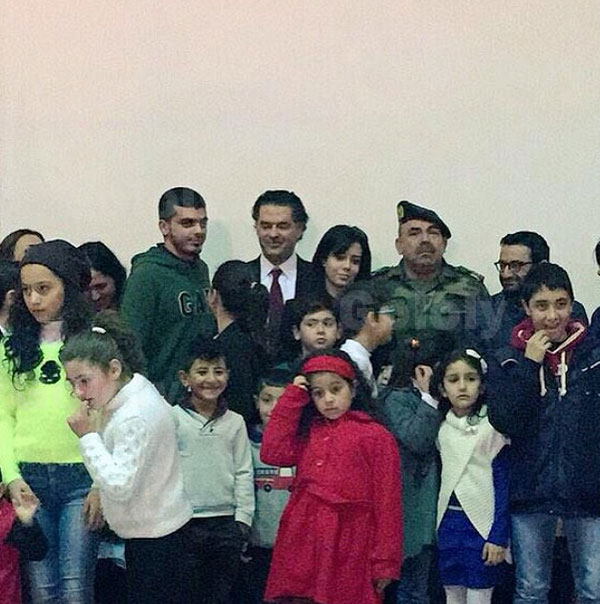صور راغب علامة وهو يحتفل تحتفل بالكريسماس مع أطفال شهداء الجيش اللبناني 2015