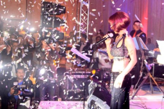 صور دوللي شاهين بملابس عارية في حفلة الكريسماس بفندق الفورسيزون 2015