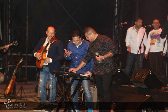صور حفلة عمرو دياب في المسرح الروماني بدبي 2014