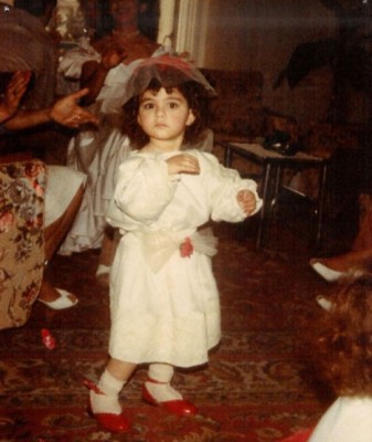 صورة ميريام فارس وهى طفلة صغيرة بفستان أبيض