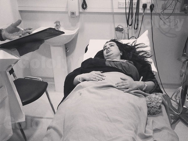 صور الفنانة الإماراتية بدرية أحمد في المستشفى بسبب وعكة صحية 2014