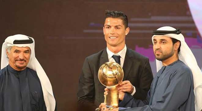 كريستيانو رونالدو يتوج بجائزة افضل لاعب في العالم في حفل جلوب سوكر دبي 2014