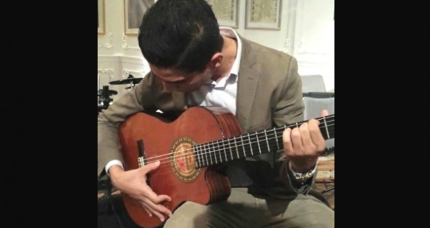 صور محمد عساف وهو يعزف على الجيتار 2015