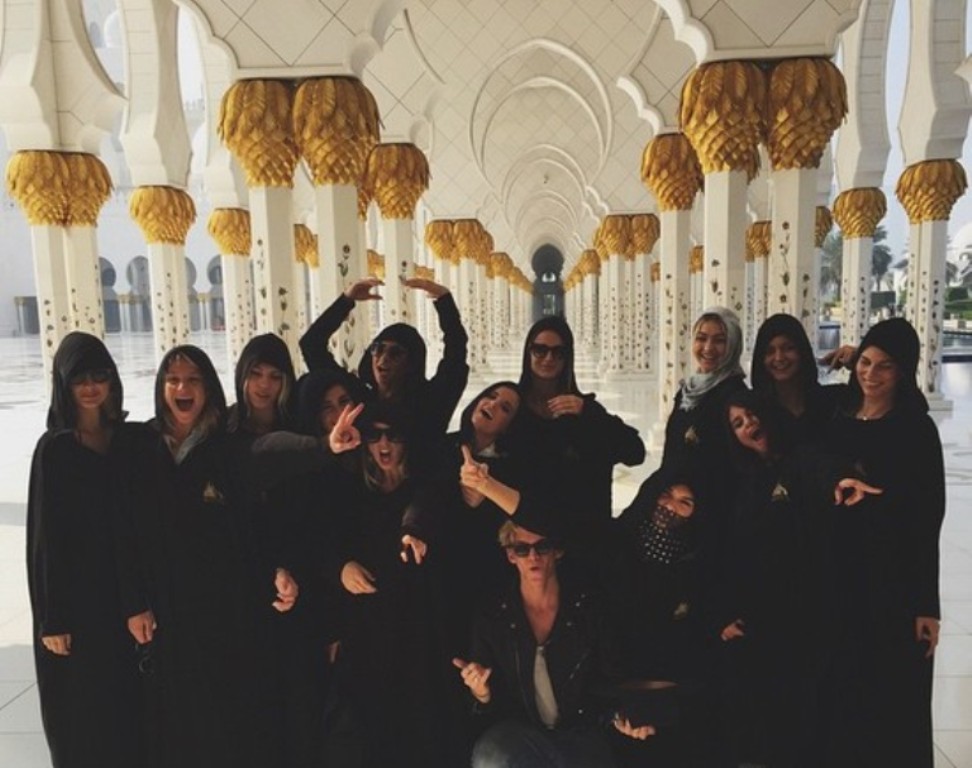 صور سيلينا غوميز بالحجاب في مسجد الشيخ زايد بأبو ظبي 2015