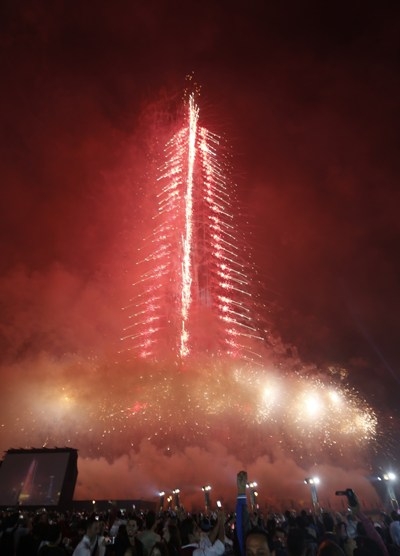 بالصور والفيديو كيف احتفلت دبي بالسنة الجديدة 2015