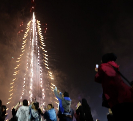 بالصور والفيديو كيف احتفلت دبي بالسنة الجديدة 2015