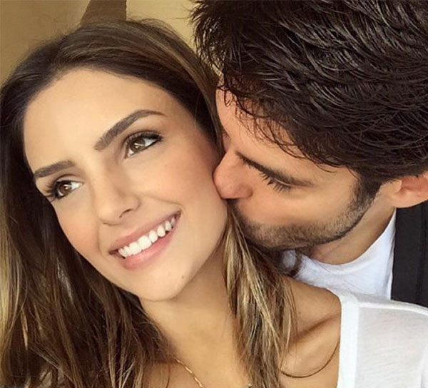 صور مصالحة ريكاردو كاكا مع زوجته كارول بقبلة رومانسية