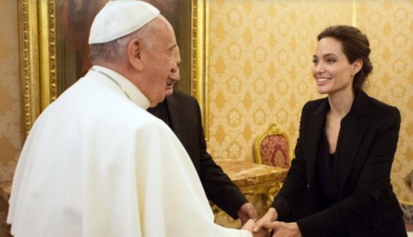 صور أنجلينا جولي مع البابا فرنسيس في الفاتيكان 2015