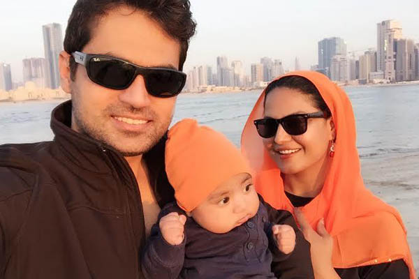 صور فينا مالك خان مع زوجها وابنها في دبي 2015