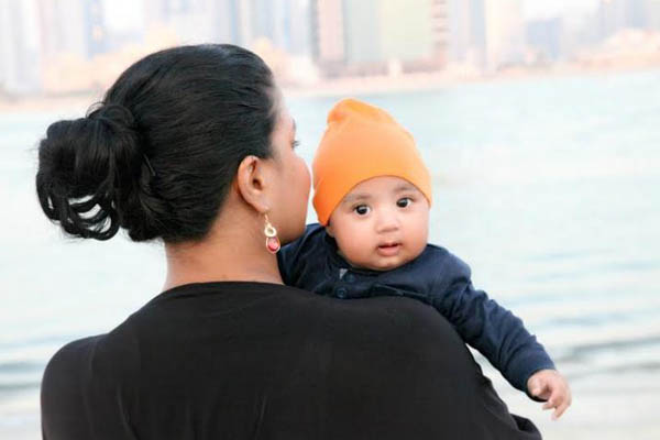 صور فينا مالك خان مع زوجها وابنها في دبي 2015