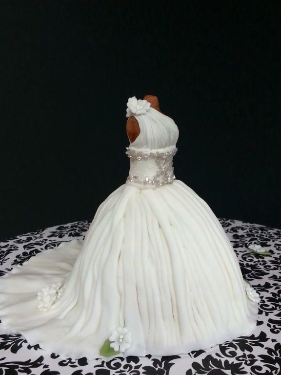 بالصور كيكة زفافك على شكل فستانك 2015
