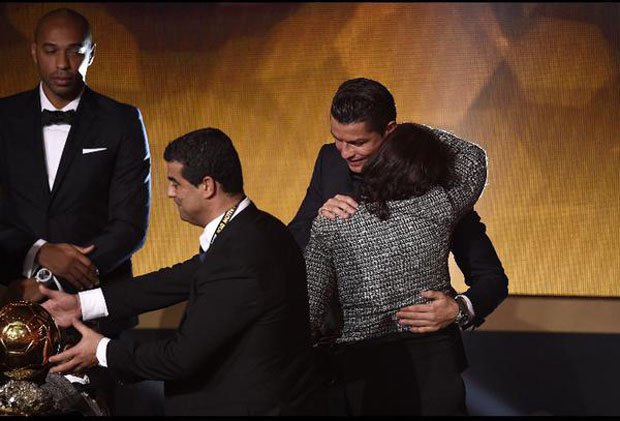 بالصور لحظة بكاء والدة رونالدو في حفل الكرة الذهبية اليوم 12-1-2015