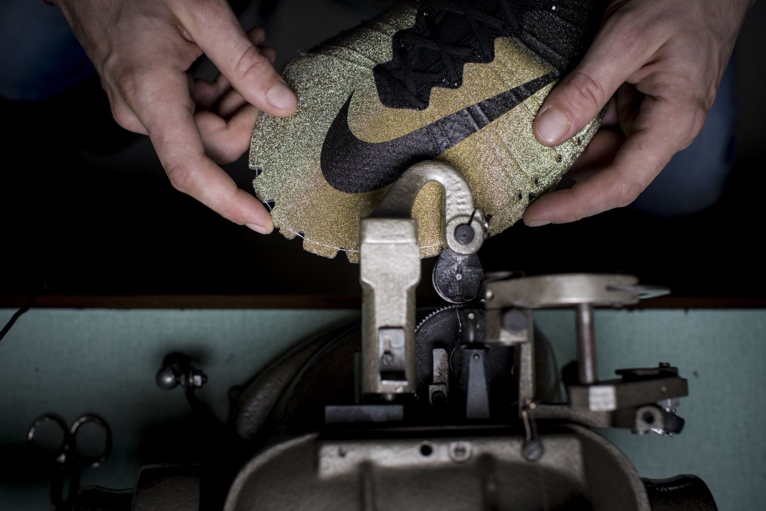 بالصور نايكي تطرح حذاء جديد بعد تتويج الدون بالكرة الذهبية 2014