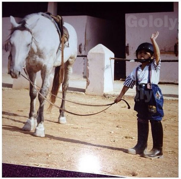 صور مريم حسين بملابس الفرسان وهي طفلة صغيرة