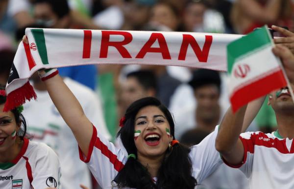 صور جميلات وبنات إيران في مباريات كأس أسيا 2015