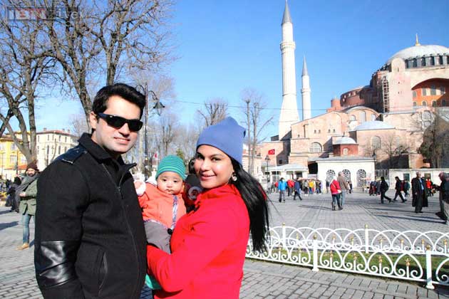 صور فينا مالك وزوجها أسد بشير خان في تركيا 2015
