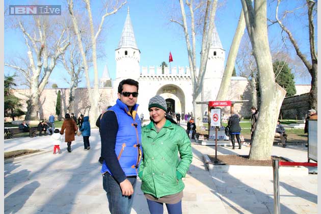صور فينا مالك وزوجها أسد بشير خان في تركيا 2015