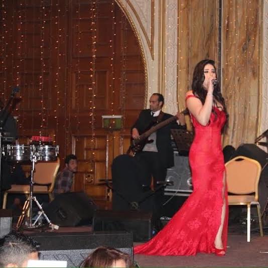 صور مروة نصر بفستان أحمر مثير في حفلة فندق سميراميس 2015