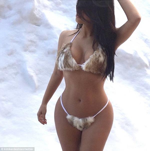 صور كيم كارداشيان وهي عارية بالبيكيني على الثلج 2015