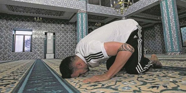 بالصور اللاعب الألماني داني بلوم يعلن إسلامه 2015
