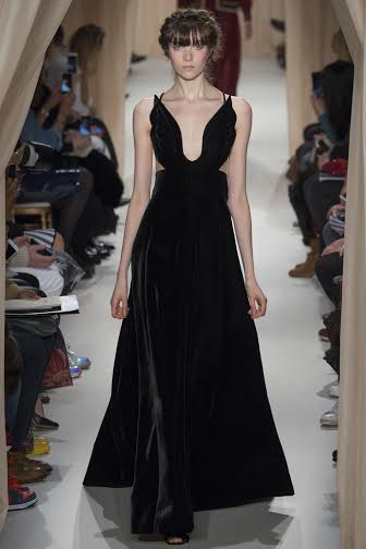 صور فساتين وأزياء المصمم فالنتينو في أسبوع الموضة بباريس 2015