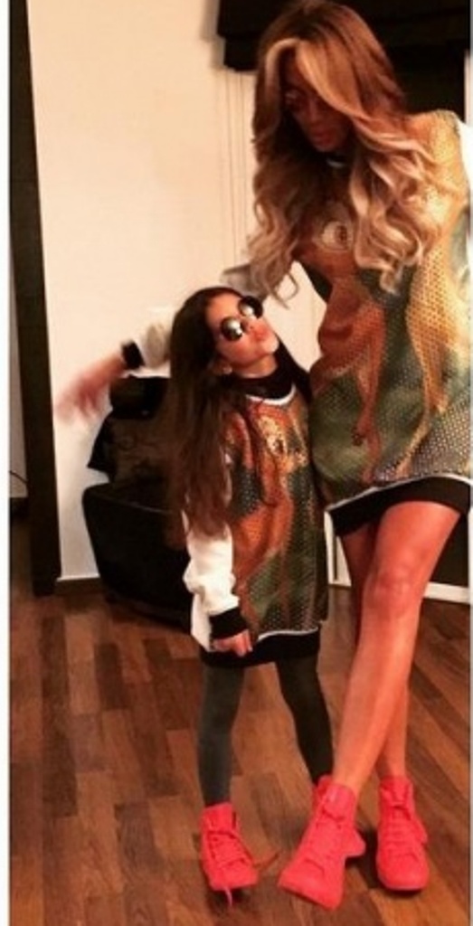 صور مايا دياب مع إبنتها كاي بزي ديزني 2015