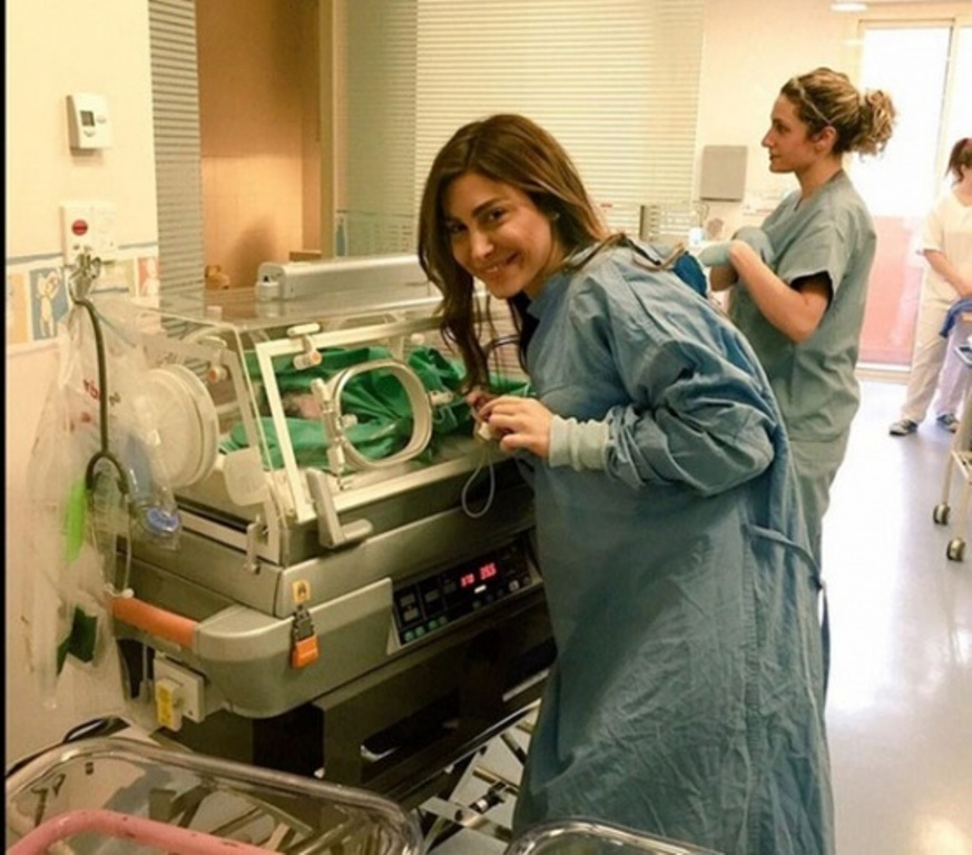 صور يارا في المستشفى بملابس زرقاء لزيارة المولود الجديد للمنتج طارق كرم 2015