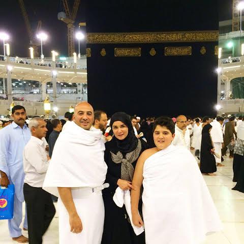صور غادة عادل وهي تؤدي العمرة مع زوجها وابنها 2015