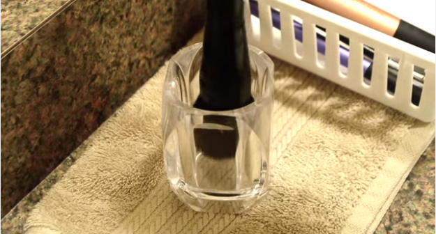 بالفيديو الطريقة الصحيحة لتنظيف فرش الماكياج بسهولة 2015