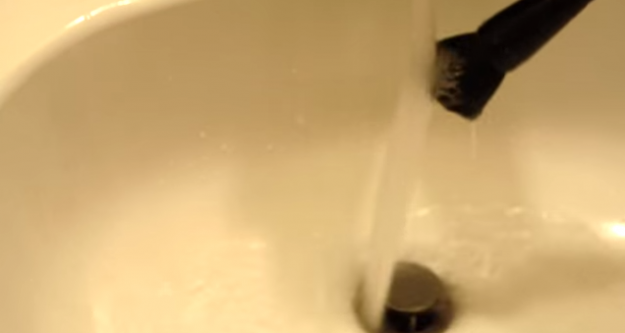 بالفيديو الطريقة الصحيحة لتنظيف فرش الماكياج بسهولة 2015