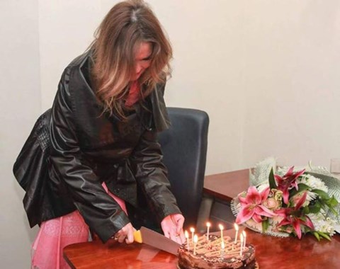 صور يسرا وهي تحتفل بعيد ميلادها 2015