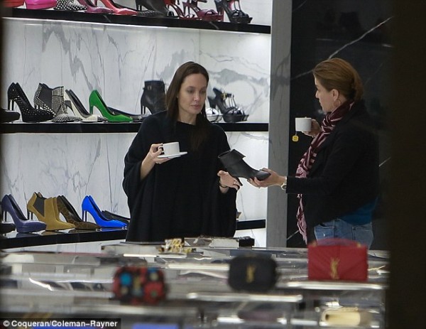 صور أنجلينا جولي وهي تتسوق بدون مكياج في بيفرلي هيلز 2015