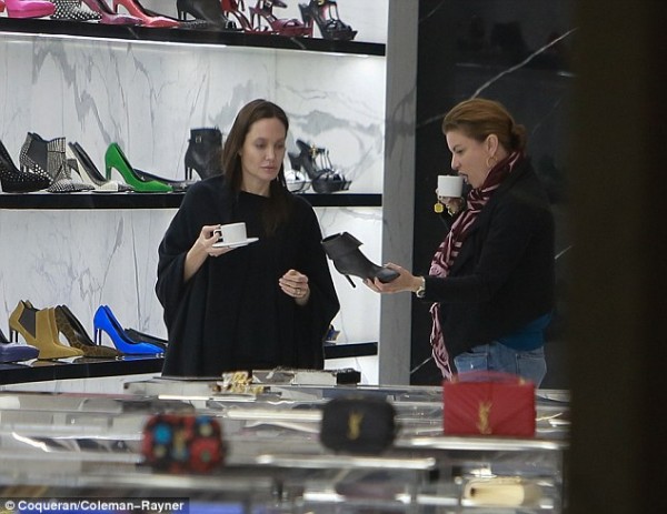 صور أنجلينا جولي وهي تتسوق بدون مكياج في بيفرلي هيلز 2015