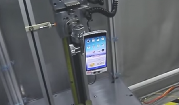 بالفيديو شاهد كيف تختبر شركة اوبو هواتفها الجديدة 2015