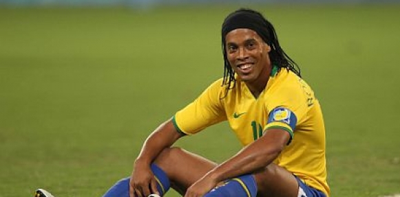 رسميا موعد اعتزال اللاعب البرازيلي رونالدينهو 2015
