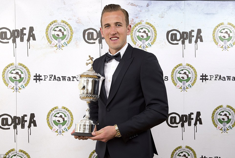 إيدين هازارد يحصل على جائزة افضل لاعب في الدوري الانجليزي 2015