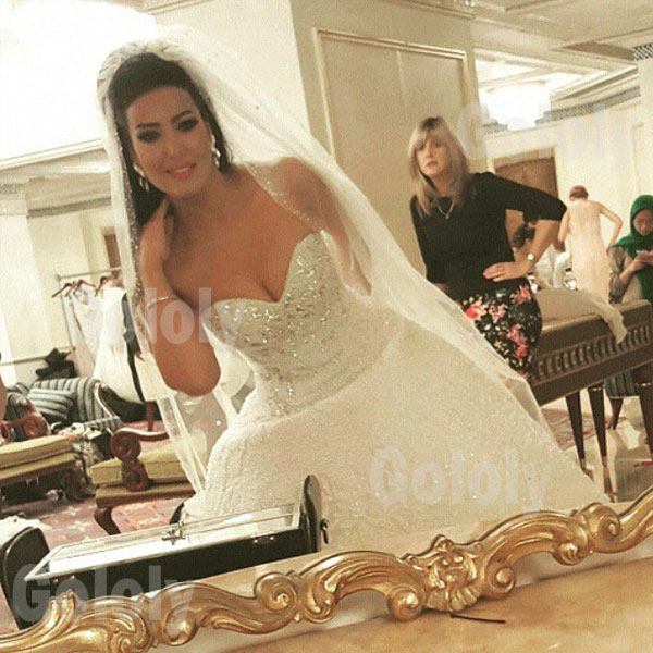 صور سمية الخشاب بفستان زفاف مرصع بـ200 قيراط ألماس 2015