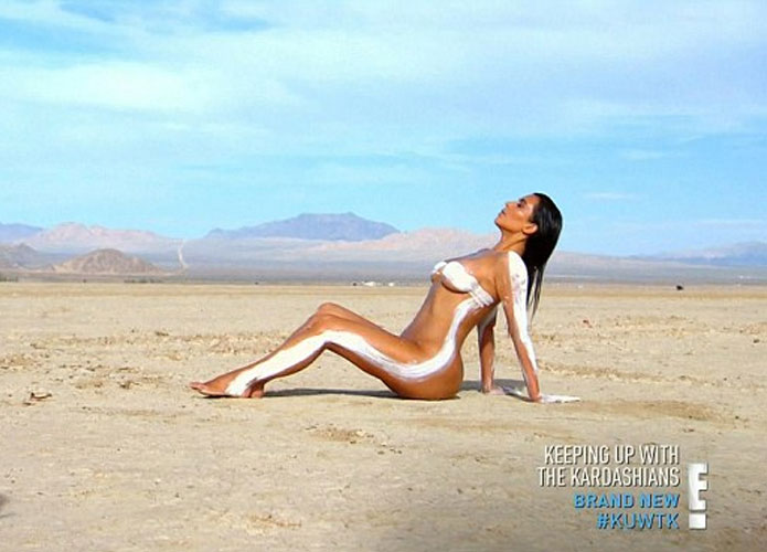 صور كيم كارداشيان وهي عارية في الصحراء 2015