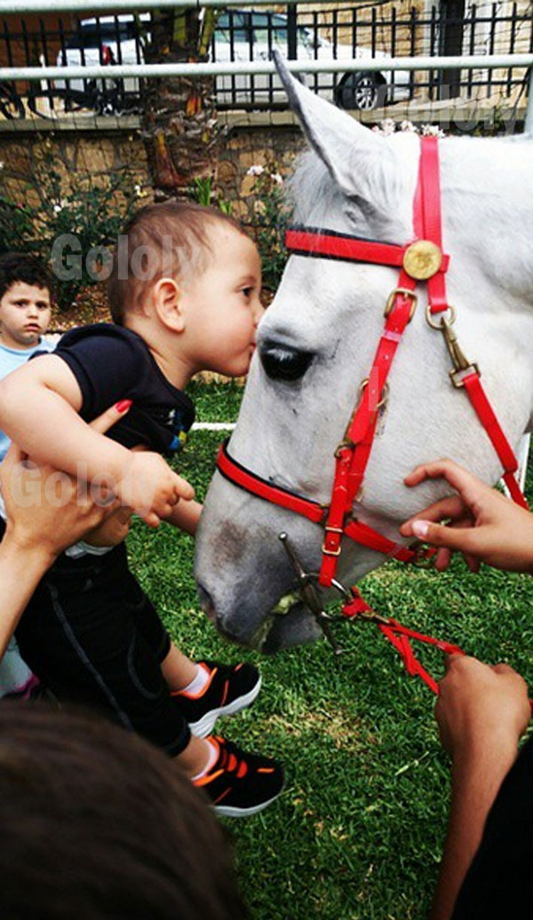 صور كندة حنا وهي على ظهر الحصان مع ابنها 2015