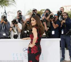صور سلمى حايك بفستان مزين بالورود الحمراء في مهرجان كان 2015