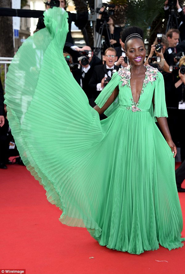 صور لوبيتا نيونجو بفستان طويل باللون الأخضر في مهرجان كان 2015