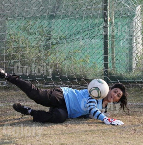 صور هيفاء حسين وهي تلعب كرة القدم بزي حارس المرمى 2015