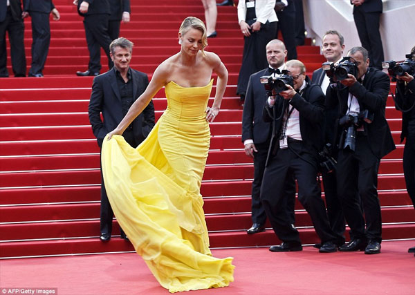 صور تشارليز ثيرون بفستان أصفر في مهرجان كان الـ68