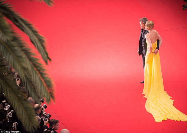 صور تشارليز ثيرون بفستان أصفر في مهرجان كان الـ68