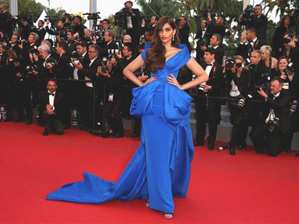 صور سونام كابور بفستان أزرق في مهرجان كان السينمائي 68